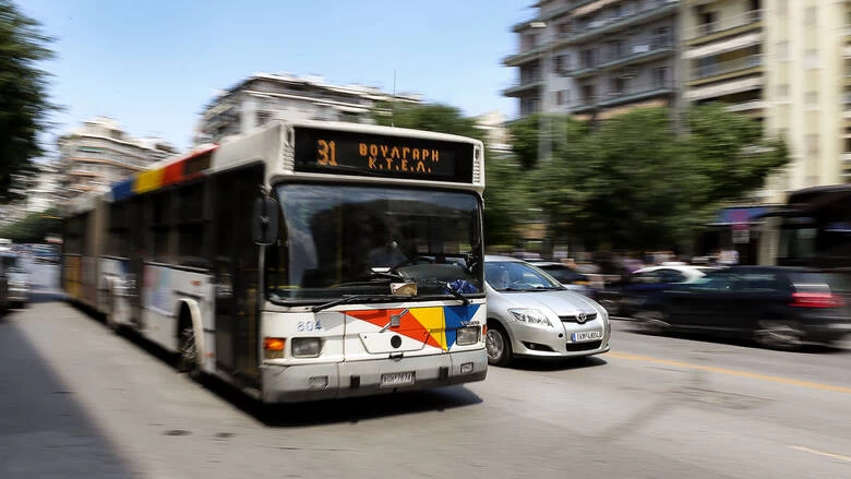 Τροχαίο ατύχημα στη Θεσσαλονίκη – Λεωφορείο συγκρούστηκε με τρία αυτοκίνητα